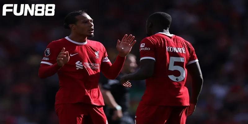 Bộ đôi Van Dijk và Konate thường rất ăn ý khi bẫy đối phương.